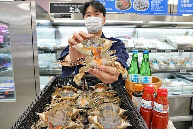 롯데마트는 이달 15일부터 17일까지 사흘간 전국 전 점포에서 ‘알배기 암꽃게(100g)’를 행사 카드 결제 시 40% 할인 판매한다. 사진은 지난 13일 서울시 송파구에 위치한 롯데마트 제타플렉스 잠실점 수산 매대에서 ‘알배기 암꽃게’를 홍보하는 오문규 수산 MD의 모습.(롯데마트 제공)