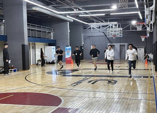 20m 왕복 오래달리기는 어렵지 않아 보이지만 신호음에 맞춰 달리고 멈추고를 반복하니 체력 소모가 더 심하게 느껴졌다. / 이스타항공