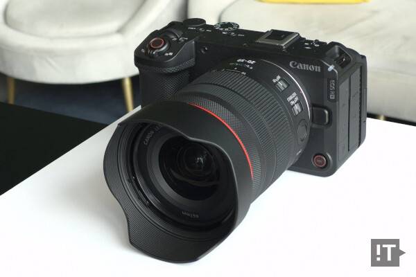 캐논 'RF20-50mm F4 L IS USM PZ' 렌즈가 장착된 'EOS R6 V' 카메라 / 권용만 기자