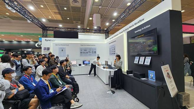 대만 네트워크 장비 제조사인 시놀로지(synology)는 KOBA 2026 첫날 IT 유튜버 서울리안과 협업해 'NAS를 손쉽게 사용하는 방법'을 주제로 현장 세미나를 진행했다. (사진=테크42)