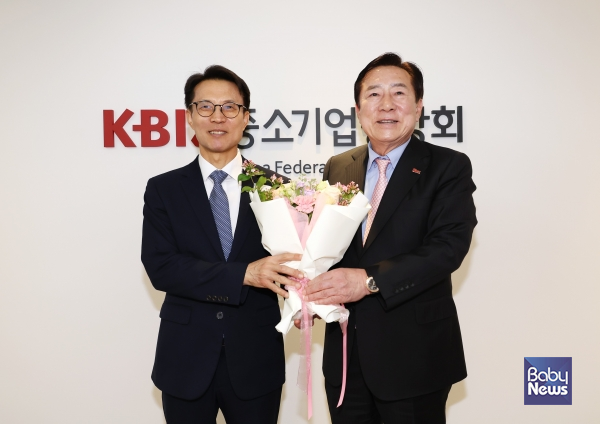김진오 저출산고령사회위원회 부위원장이 김기문 중소기업중앙회 회장을 만나 기념촬영을 하고 있다. ⓒ저출산고령사회위원회