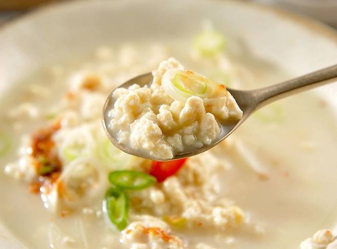 순두부는 열량이 낮고 수분이 많아 야식으로도 먹을 수 있다. 사진=게티이미지뱅크