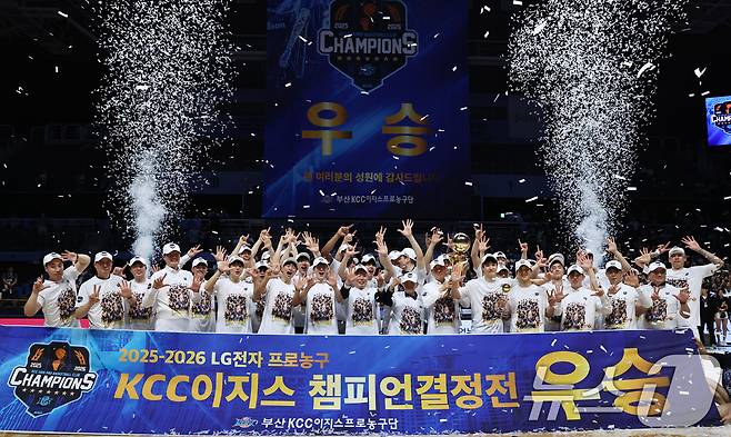 13일 오후 경기 고양시 일산서구 고양소노아레나에서 열린 2025-26 프로농구 챔피언결정전 5차전 부산 KCC와 고양 소노의 경기에서 우승한 KCC 이상민 감독이 선수들과 함께 트로피를 들어올리며 기쁨을 나누고 있다. 2026.5.13 ⓒ 뉴스1 구윤성 기자