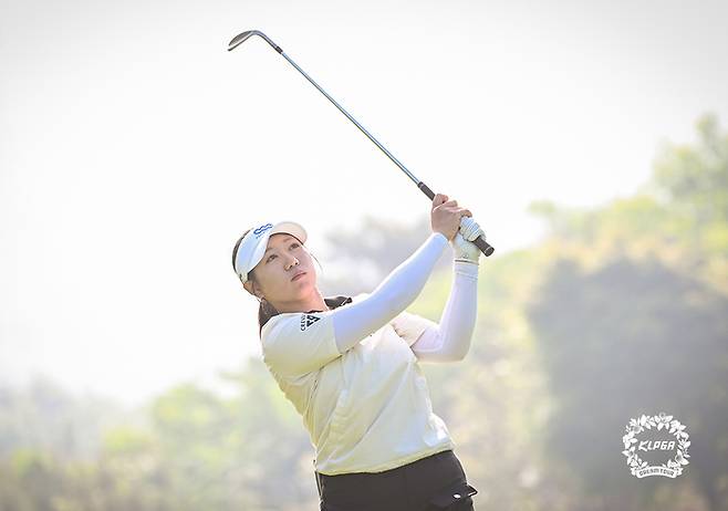 강채연이 KLPGA 2026 DB하이텍 드림투어 6차전 최종 3라운드에서 아이언 샷을 치고 있다. 사진 | KLPGA