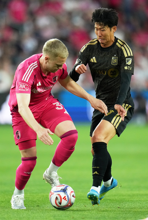 손흥민의 LAFC는 14일(한국시간) 미국 미주리주 세인트루이스 에너자이저 파크에서 열린 MLS 13라운드 원정 경기에서 정상빈이 속한 세인트루이스 시티에 1-2로 패했다.(13일(현지 시간) LA FC의 손흥민(오른쪽)이 미 미주리주 세인트루이스 에너자이저 파크에서 열린 2026 MLS 13라운드 세인트루이스 시티 SC와 경기 중 공을 다투고 있다). /사진=뉴시스
