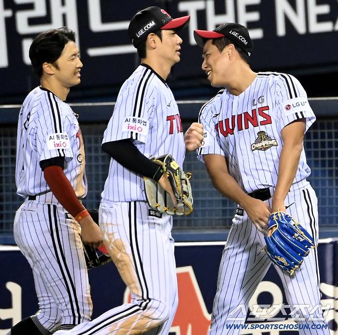팀을 위기에서 구한 캡틴을 맞이하는 배재준의 미소