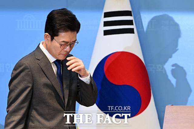정원오 더불어민주당 서울시장 후보를 둘러싼 논란으로 민주당의 6·3 지방선거 전략에도 비상이 걸렸다. 사진은 13일 오전 서울 여의도 국회 소통관에서 재산세 감면 공약 발표 기자회견을 하기 위해 이동하고 있는 정 후보. /남용희 기자