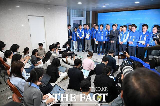 13일 국회에서 열린 공약 설명 기자회견에서도 정 후보의 태도가 도마에 올랐다. 국회를 찾은 정 후보는 회견 직후 기자들과 만나 '김재섭 의원이 제기한 폭행 전과 거짓 해명 의혹' 관련 질문을 받았지만, 이해식·오기형 의원이 "해명자료를 냈다"며 대신 답변에 나섰다. /남용희 기자