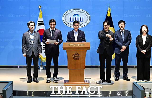 이해식 더불어민주당 의원과 이정헌 의원 등 정원오 서울시장 후보 캠프 관계자들이 14일 오전 서울 여의도 국회 소통관에서 기자회견을 열고 정 후보 폭행 전과 사건과 관련된 입장을 밝히고 있다. 왼쪼부터 채헌일 의원, 이정헌 의원, 이해식 의원, 수어 통역관, 오기형 의원, 이주희 의원. /국회=배정한 기자