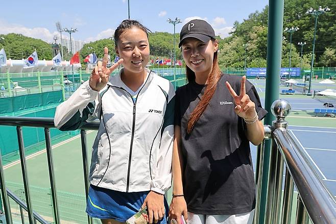 ITF 안동 국제대회에서 함께 하고 있는 자매 정보영과 정영원(오른쪽)