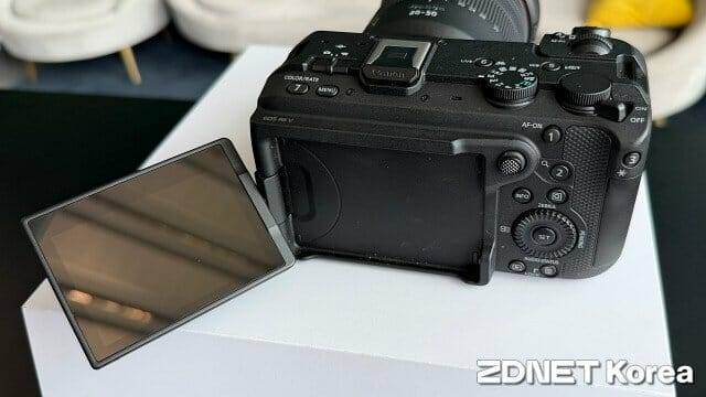 EOS R6 V는 각종 버튼과 다이얼, 녹화 LED 등을 영상 촬영에 최적화했다. (사진=지디넷코리아)