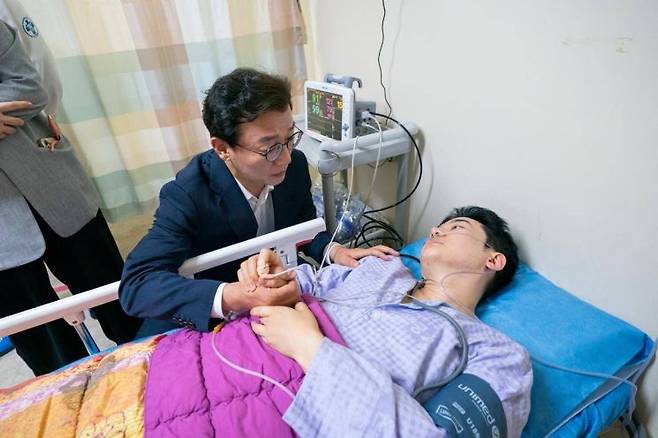전재수 더불어민주당 부산시장 후보가 14일 정이한 개혁신당 부산시장 후보가 이송된 병원을 방문했다. 정이한 캠프 제공