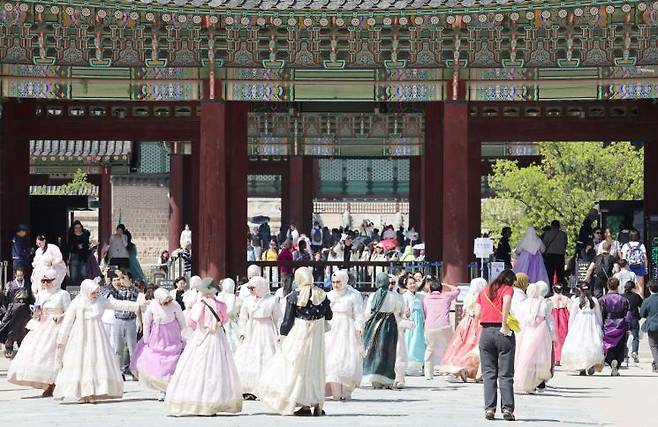 서울 경복궁을 찾은 관광객들. 연합뉴스