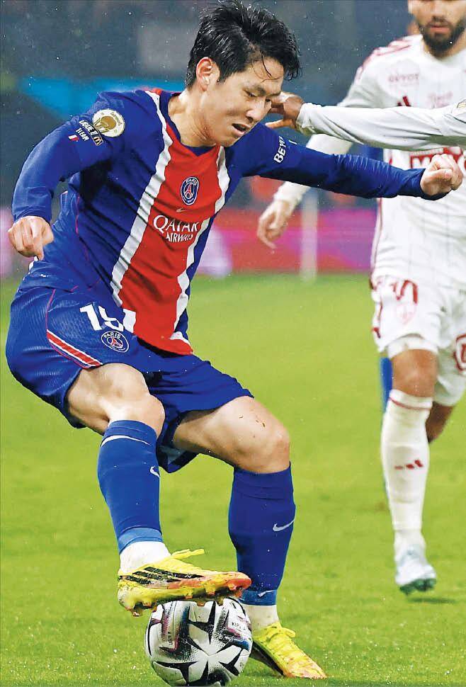 PSG 이강인이 지난 11일 브레스트와 벌인 프랑스 리그1 경기에서 볼을 다루고 있다. /로이터 연합뉴스