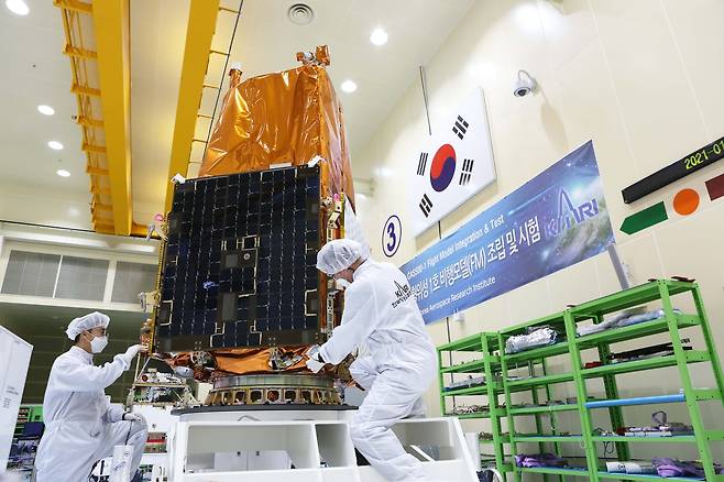 한국항공우주연구원 연구원들이 위성우주탐사시험센터에서 차세대중형위성 1호를 점검하고 있다. 한국항공우주연구원 제공