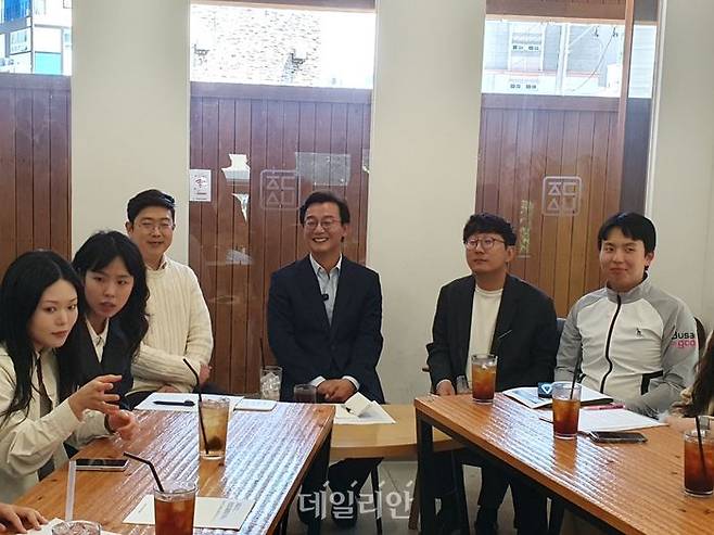 전재수 더불어민주당 부산시장 예비후보가 13일 부산 연제구의 한 카페에서 열린 청년 간담회에서 청년들과 대화를 나누고 있다. ⓒ데일리안 김민석 기자
