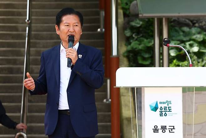 정청래 더불어민주당 대표 겸 중앙선거대책위원회 총괄 상임 위원장이 14일 오전 경북 울릉군 천부초등학교에서 열린 제30회 북면 면민체육대회에서 독도는 우리땅 노래를 부르고 있다. ⓒ뉴시스