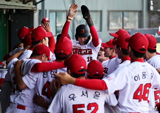 2회초 볼넷으로 출루한 뒤 상대 투수 송구 실책으로 첫 점수를 올린 김용욱이 더그아웃으로 들어와 동료들과 기뻐하고 있다. 양회성 기자 yohan@donga.com