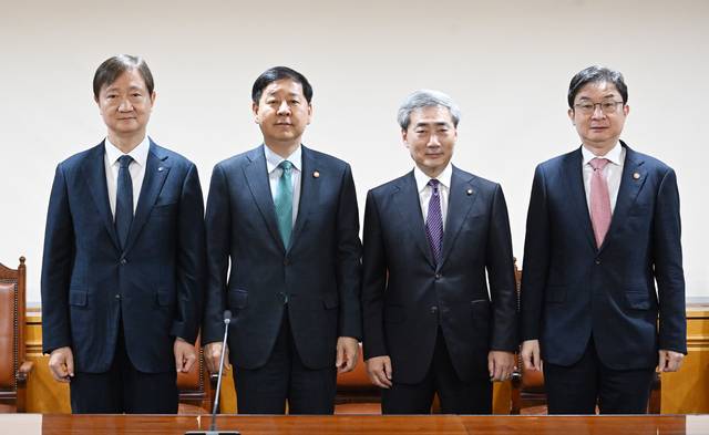 이찬진(왼쪽부터) 금융감독원장과 구윤철부총리 겸 재정경제부 장관, 신현송 한국은행 총재, 이억원 금융위원장이 14일 서울 중구 은행연합회에서 열린 시장상황점검회의에 앞서 기념 촬영하고 있다. [연합뉴스]