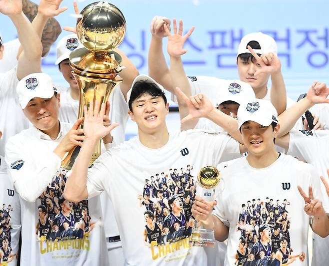 생애 첫 챔피언결정전 최우수선수(MVP)가 된 허훈(앞줄 오른쪽)이 형 허웅(가운데)과 이상민 감독과 함께 기뻐하고 있다. 한국농구연맹 제공
