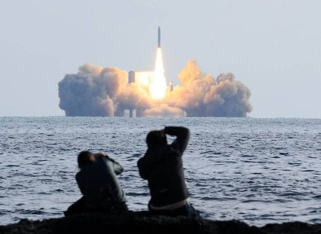 2023년 12월4일 제주 서귀포시 예래동 앞바다에서 군 주도로 고체 연료 우주발사체 3차 시험발사가 진행되고 있다. 국내에서 처음으로 이뤄진 해상 발사다. 연합뉴스