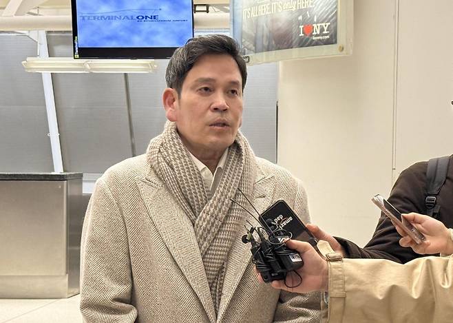 지난해 1월 18일 도널드 트럼프 미국 대통령 취임식에 참석하기 위해 미국을 방문한 정용진 신세계그룹 회장이 뉴욕 JFK국제공항에서 취재진과 인터뷰하고 있다. 뉴욕=연합뉴스