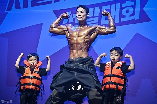 대상을 수상한 이성우 여의도수난구조대원이 아들 상윤, 상이군과 자유포즈를 취하고 있다. 정다빈 기자