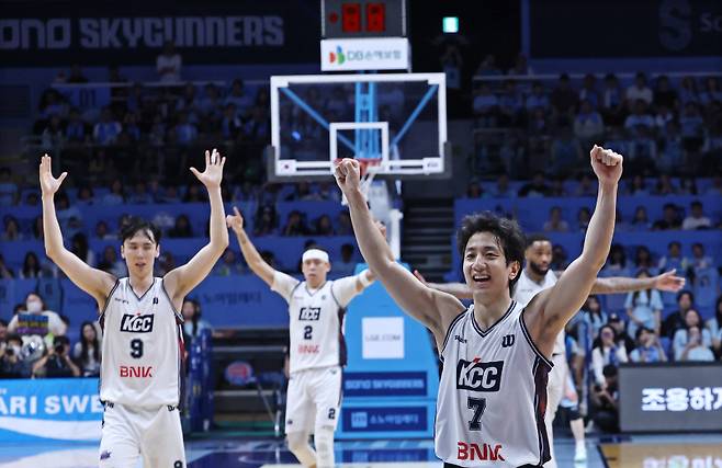 <yonhap photo-7952=""> 챔피언 자리에 오르는 KCC (고양=연합뉴스) 윤동진 기자 = 13일 고양소노아레나에서 열린 2025~26 KBL 플레이오프 챔피언 결정전 고양 소노 스카이거너스 대 부산 KCC 이지스 5차전 경기. 우승을 확정 지은 부산 KCC의 허훈과 선수들이 기뻐하고 있다. 2026.5.13 mon@yna.co.kr/2026-05-13 21:07:23/ 연합뉴스</yonhap>