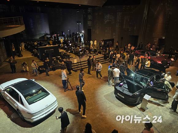 13일 서울 광진구 그랜드 워커힐 '빛의 시어터'에서 열린 '더 뉴 그랜저' 미디어 데이에서 기자들이 차량을 살펴보고 있다. [사진=김종성 기자]