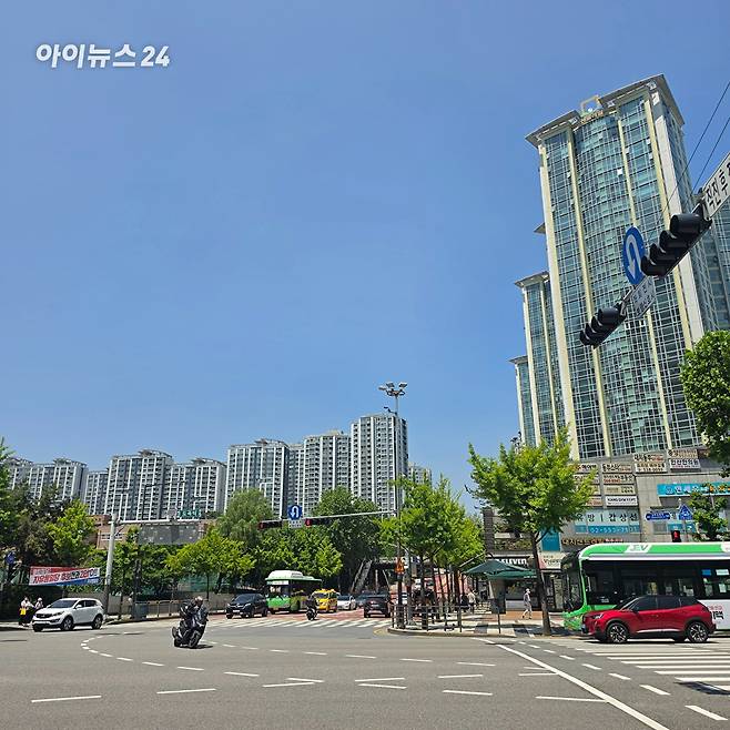 강남구 도곡동의 '도곡렉슬(왼쪽)'과 대치동 '동부센트레빌' 전경. 2026.05.13 [사진=이효정 기자 ]