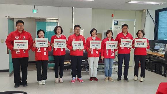 국민의힘 양평 후보들 본후보 등록을 마치고 기념 촬영을 하고 있다. [사진=국민의힘 양평군 전진선 후보 캠프]