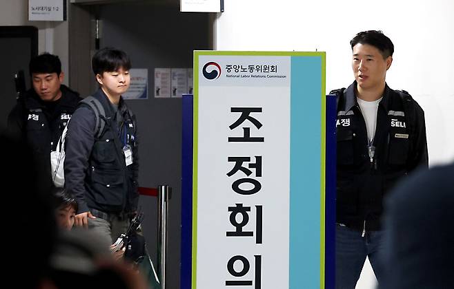 최승호 초기업노조 삼성전자지부 위원장이 13일 세종시 정부세종청사 중앙노동위원회에서 열린 사후조정 회의가 결렬로 마무리되자 입장을 밝히고 회의장을 떠나고 있다. 뉴스1