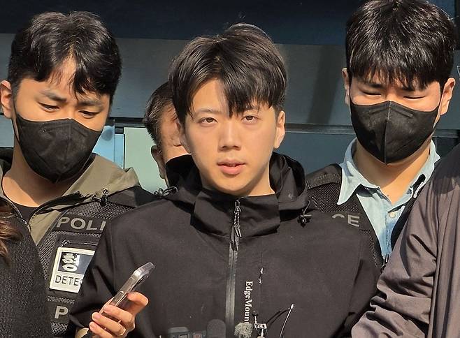 광주 도심에서 일면식 없는 여고생을 살해해 살인한 혐의를 받는 장윤기가 14일 오전 광주 서부경찰서에서 검찰에 송치되고 있다. 장윤기는 이날 광주 지역에선 처음으로 신상이 공개됐다. 뉴스1