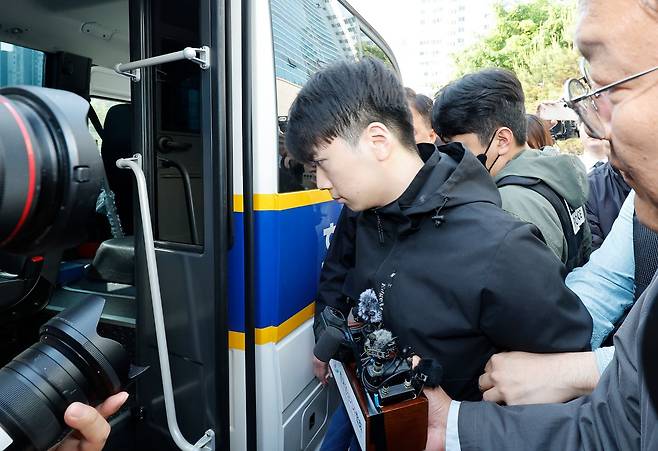 (광주=뉴스1) 김태성 기자 = 광주 도심에서 일면식도 없는 10대 여고생을 살해한 장윤기 씨가 14일 오전 광주 서부경찰서에서 검찰로 송치되고 있다. 2026.5.14/뉴스1
