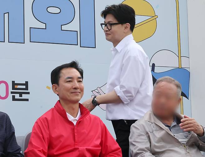 부산 북갑 국회의원 보궐선거에서 국민의 힘 예비후보 박민식 전 국가보훈부 장관과 무속소 출마를 공식화 한 한동훈 전 국민의힘 대표가 지난달 26일 부산 구포초에서 열린 동문 운동회에 참석해 있다. 송봉근 객원기자