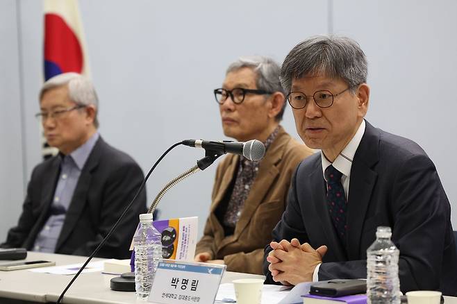 14일 서울 마포구 연세대학교 김대중도서관에서 열린 '김대중·이희호 옥중기록' 출간 기자간담회에 참석한 박명림 연세대학교 김대중도서관장. 연합뉴스