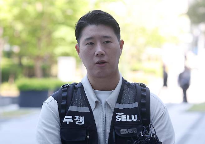 (수원=뉴스1) 김영운 기자 = 최승호 초기업노조 삼성전자지부 위원장이 13일 경기 수원시 영통구 수원지방법원에서 열린 삼성전자 노조 위법 쟁의행위 금지 가처분 신청 2차 심문 출석에 앞서 취재진의 질문에 답하고 있다. 2026.5.13/뉴스1