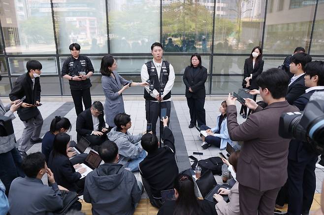 최승호 삼성그룹 초기업노동조합 삼성전자지부 위원장이 지난 13일 경기 수원시 영통구 수원지방법원에서 열린 삼성전자 노조 위법 쟁의행위 금지 가처분 신청 2차 심문을 마치고 나와 취재진의 질문에 답하고 있다. 사진=뉴스1