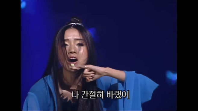 1999년 가수 이정현이 ‘와’ 무대를 선보이고 있다. SBS 유튜브 갈무리