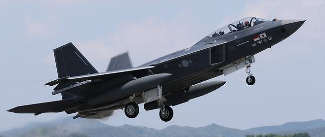 13일 경남 사천 공군3훈련비행단에서 국산 초음속 전투기 KF-21 시제기가 이륙하고 있다. 국방부공동취재단