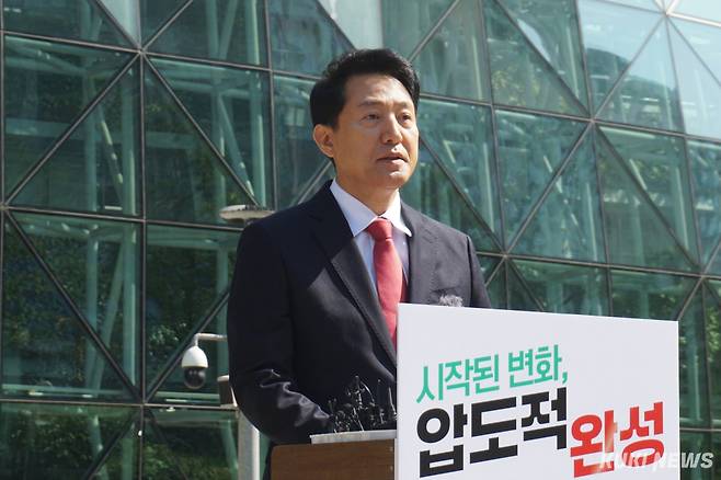오세훈 국민의힘 서울시장 후보가 14일 오전 서울 중구 서울시청 앞에서 기자회견을 열고 발언하고 있다. 노유지 기자