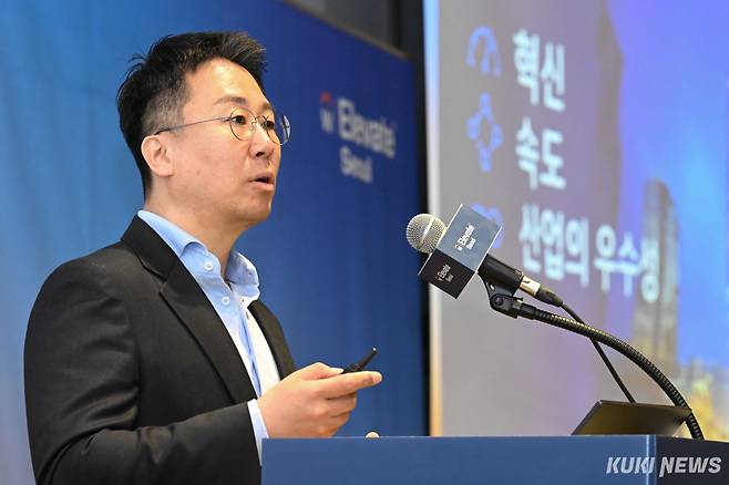 허정열 워크데이코리아 신임 지사장이 14일 서울 강남구 웨스틴 서울 파르나스에서 열린 ‘워크데이 엘리베이트 서울 2026’ 행사에서 하이브리드 워크포스 비전을 발표하고 있다. 임은재 기자