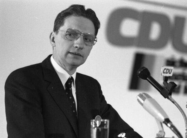 1983년 기독교민주연합(CDU) 평화회의에 참석해 연설 중인 신학자 볼프하르트 판넨베르크. 독일 연방기록보관소