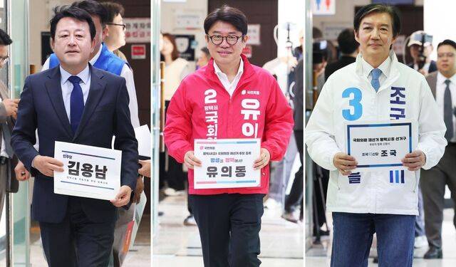 경기 평택을 국회의원 재선거에 출마하는 김용남 더불어민주당 후보, 유의동 국민의힘 후보, 조국 조국혁신당 후보(왼쪽부터)가 14일 경기도 평택시선거관리위원회에서 각각 후보 등록을 하고 있다. 연합뉴스