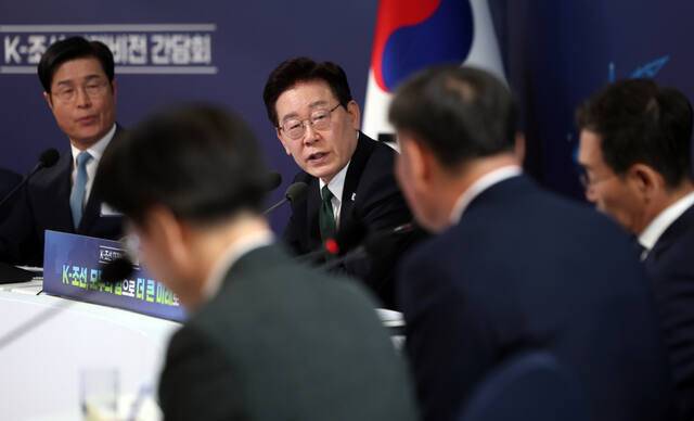 이재명 대통령이 13일 호텔현대 바이 라한 울산에서 열린 K-조선 미래비전 간담회에서 발언하고 있다. 연합뉴스