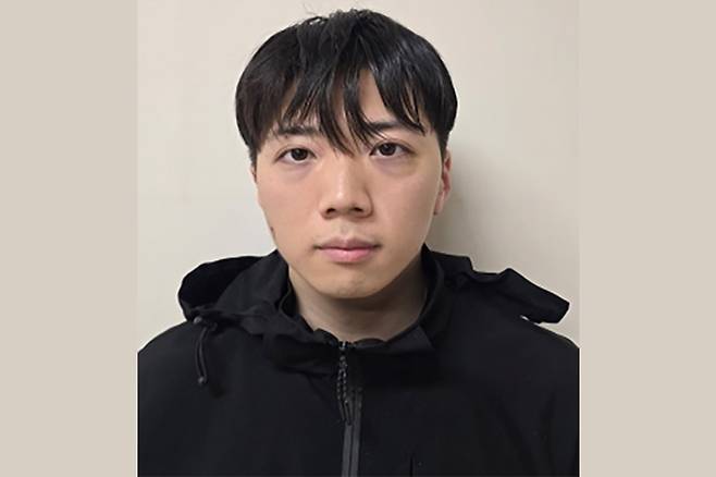 광주 도심 거리에서 일면식 없는 여고생을 살해하고 남고생에게 흉기를 휘둘러 다치게한 장윤기(23)의 신상정보가 14일 공개됐다. [연합뉴스]