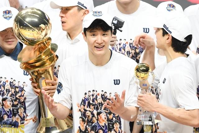 허웅은 “나는 2년 전에 한 번 우승했고 다음 시즌에는 실패했다. 지난 시즌이 끝나자마자 스스로 자신할 만큼 노력했다. 그 노력이 이 자리를 통해 증명된 것 같아 행복하다. 앞으로 계속 노력해서 이 자리를 유지하고 싶다”고 이야기했다. 사진=KBL 제공