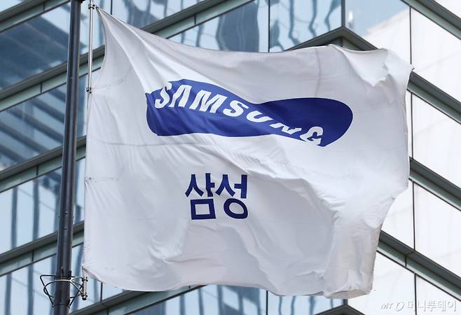 (서울=뉴스1) 김민지 기자 = 삼성전자 노사 협상이 사후조정에서도 합의점을 찾지 못해 총파업 위기가 고조되면서 정부의 긴급조정권도 거론되고 있는 가운데 13일 서울 서초구 삼성전자 본사 사옥에 걸린 삼성그룹 깃발이 바람에 펄럭이고 있다.  사후조정까지 무산되면서 노조는 예정대로 총파업 수순에 들어갈 가능성이 커졌다. 현재 노조는 21일부터 18일간 총파업을 예고한 상태다. 2026.5.13/뉴스1  Copyright (C) 뉴스1. All rights reserved. 무단 전재 및 재배포,  AI학습 이용 금지. /사진=(서울=뉴스1) 김민지 기자