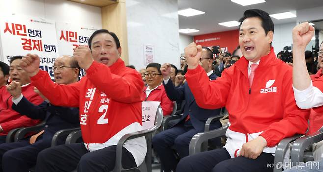 (세종=뉴스1) 김기남 기자 = 장동혁 국민의 힘 당대표가 14일 세종시 나성동 최민호 국민의 힘 세종시장 후보 선거사무소 개소식에 참석하여 선거승리 화이팅을 외치고 있다. 2026.5.14/뉴스1  Copyright (C) 뉴스1. All rights reserved. 무단 전재 및 재배포,  AI학습 이용 금지. /사진=(세종=뉴스1) 김기남 기자