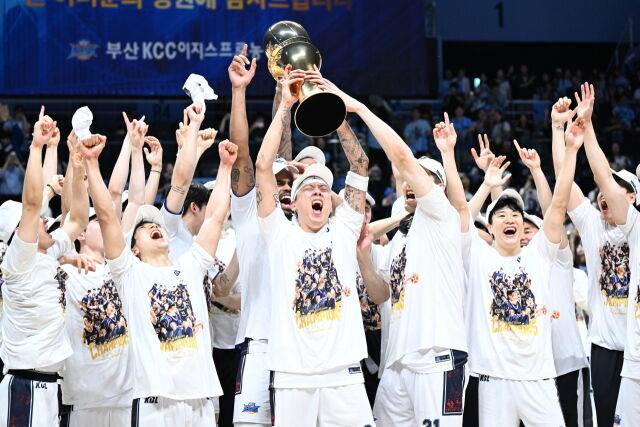 KCC 선수단이 5월 13일 챔프전 우승 후 세리머니를 펼치고 있다./KBL 제공